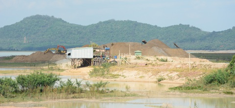 Giảm thời gian và công suất khai thác cát trong hồ Dầu Tiếng - Ảnh 2. Giảm thời gian và công suất khai thác cát trong hồ Dầu Tiếng - Ảnh 2.