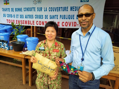 Mũ nồi xanh Việt Nam làm đại sứ chống COVID-19 tại Cộng hòa Trung Phi - Ảnh 1. Mũ nồi xanh Việt Nam làm đại sứ chống COVID-19 tại Cộng hòa Trung Phi - Ảnh 1.