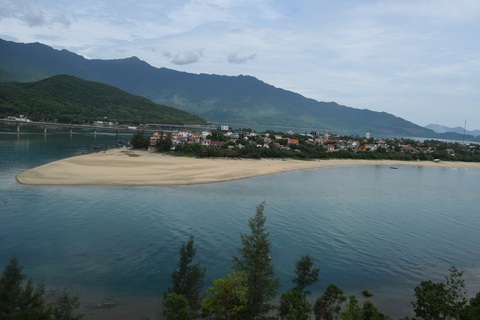 Dừng chân nơi non xanh nước biếc Lăng Cô - Ảnh 1. Dừng chân nơi non xanh nước biếc Lăng Cô - Ảnh 1.