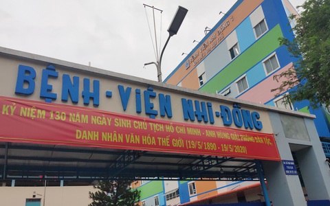 Bé gái 11 tuổi bị cuốn tóc vào dây curoa lóc da đầu khi phụ mẹ xay nước đá - Ảnh 1. Bé gái 11 tuổi bị cuốn tóc vào dây curoa lóc da đầu khi phụ mẹ xay nước đá - Ảnh 1.