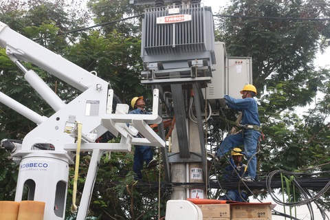 EVNHCMC khẩn trương thi công các công trình chống quá tải điện - Ảnh 1. EVNHCMC khẩn trương thi công các công trình chống quá tải điện - Ảnh 1.