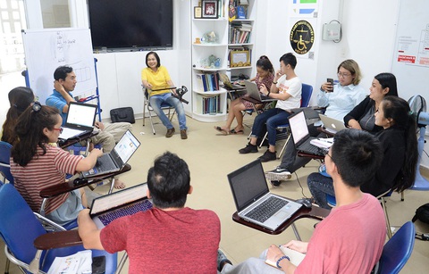 Ai cũng gù, mình thẳng lưng là đáng quý - Ảnh 1. Ai cũng gù, mình thẳng lưng là đáng quý - Ảnh 1.