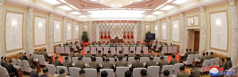 Ông Kim Jong Un chủ trì họp nâng cao năng lực hạt nhân của Triều Tiên - Ảnh 3. Ông Kim Jong Un chủ trì họp nâng cao năng lực hạt nhân của Triều Tiên - Ảnh 3.