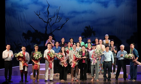 Chủ tịch Quốc hội xem kịch Lưu Quang Vũ về bệnh dối trá, phô trương của một thời - Ảnh 1. Chủ tịch Quốc hội xem kịch Lưu Quang Vũ về bệnh dối trá, phô trương của một thời - Ảnh 1.