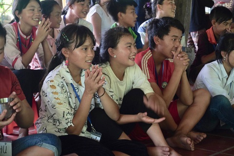 Nghĩ gì từ hình ảnh cậu bé miền núi ngẩn ngơ trong hiệu sách thủ đô? - Ảnh 1. Nghĩ gì từ hình ảnh cậu bé miền núi ngẩn ngơ trong hiệu sách thủ đô? - Ảnh 1.