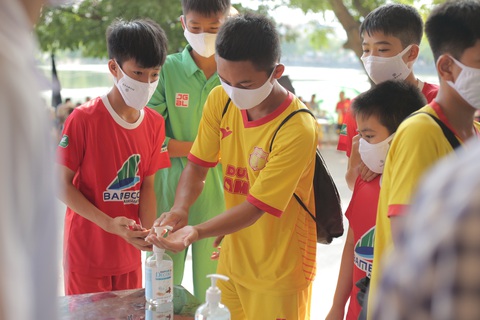 Bóng đá trở lại, khán giả nghẹt sân - Ảnh 3. Bóng đá trở lại, khán giả nghẹt sân - Ảnh 3.