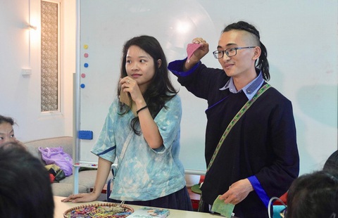 Nghĩ gì từ hình ảnh cậu bé miền núi ngẩn ngơ trong hiệu sách thủ đô? - Ảnh 2. Nghĩ gì từ hình ảnh cậu bé miền núi ngẩn ngơ trong hiệu sách thủ đô? - Ảnh 2.