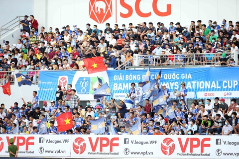 5.000 khán giả trên sân Bà Rịa - Vũng Tàu hò reo với chiến thắng đội nhà - Ảnh 1. 5.000 khán giả trên sân Bà Rịa - Vũng Tàu hò reo với chiến thắng đội nhà - Ảnh 1.