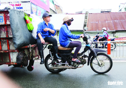 Xe máy mù không đèn, không kèn, xả khói mịt mù tung hoành trên đường - Ảnh 1. Xe máy mù không đèn, không kèn, xả khói mịt mù tung hoành trên đường - Ảnh 1.