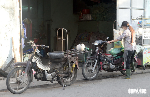 Xe máy mù không đèn, không kèn, xả khói mịt mù tung hoành trên đường - Ảnh 3. Xe máy mù không đèn, không kèn, xả khói mịt mù tung hoành trên đường - Ảnh 3.