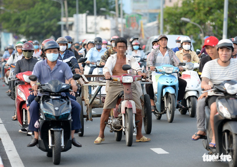 Xe máy mù không đèn, không kèn, xả khói mịt mù tung hoành trên đường - Ảnh 4. Xe máy mù không đèn, không kèn, xả khói mịt mù tung hoành trên đường - Ảnh 4.
