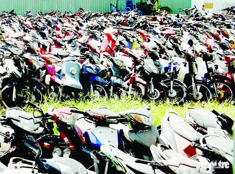 Xe máy mù không đèn, không kèn, xả khói mịt mù tung hoành trên đường - Ảnh 12. Xe máy mù không đèn, không kèn, xả khói mịt mù tung hoành trên đường - Ảnh 12.