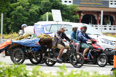 Xe máy mù không đèn, không kèn, xả khói mịt mù tung hoành trên đường - Ảnh 9. Xe máy mù không đèn, không kèn, xả khói mịt mù tung hoành trên đường - Ảnh 9.