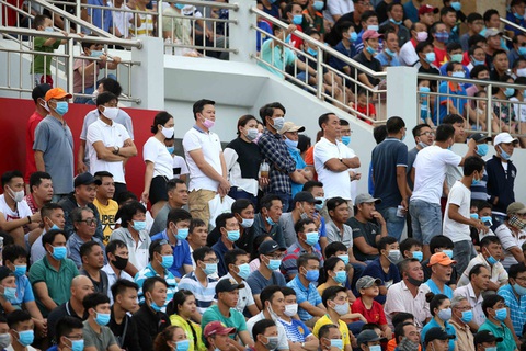 5.000 khán giả trên sân Bà Rịa - Vũng Tàu hò reo với chiến thắng đội nhà - Ảnh 2. 5.000 khán giả trên sân Bà Rịa - Vũng Tàu hò reo với chiến thắng đội nhà - Ảnh 2.