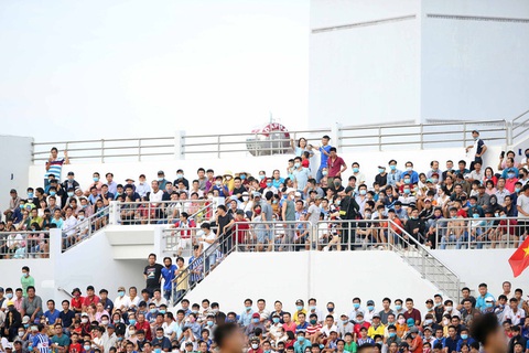 5.000 khán giả trên sân Bà Rịa - Vũng Tàu hò reo với chiến thắng đội nhà - Ảnh 3. 5.000 khán giả trên sân Bà Rịa - Vũng Tàu hò reo với chiến thắng đội nhà - Ảnh 3.