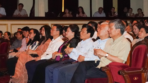Chủ tịch Quốc hội xem kịch Lưu Quang Vũ về bệnh dối trá, phô trương của một thời - Ảnh 2. Chủ tịch Quốc hội xem kịch Lưu Quang Vũ về bệnh dối trá, phô trương của một thời - Ảnh 2.