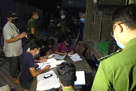 Công an Đồng Nai kiến nghị tịch thu hơn 720 tấn than đá trên đoàn xe bị bắt giữa khuya - Ảnh 1. Công an Đồng Nai kiến nghị tịch thu hơn 720 tấn than đá trên đoàn xe bị bắt giữa khuya - Ảnh 1.
