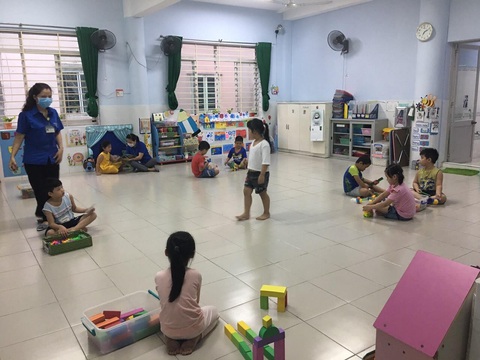 Học sinh mầm non TP.HCM trở lại học: Sĩ số thưa thớt do trời mưa? - Ảnh 1. Học sinh mầm non TP.HCM trở lại học: Sĩ số thưa thớt do trời mưa? - Ảnh 1.