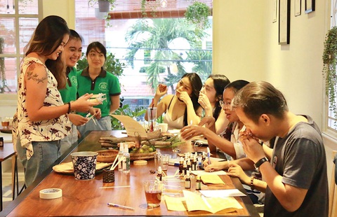 Những người trẻ lội ngược dòng ở miền Tây - Kỳ 2: Cô gái nghiện tinh dầu nhà quê - Ảnh 1. Những người trẻ lội ngược dòng ở miền Tây - Kỳ 2: Cô gái nghiện tinh dầu nhà quê - Ảnh 1.