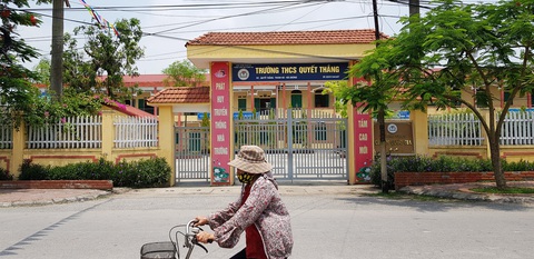 Học sinh lớp 9 bị điện giật chết khi cắt tỉa cây ở trường - Ảnh 2. Học sinh lớp 9 bị điện giật chết khi cắt tỉa cây ở trường - Ảnh 2.
