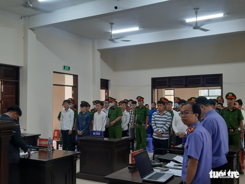 Xét xử đại ca giang hồ Tân móp cùng đàn em nổ súng truy sát người - Ảnh 2. Xét xử đại ca giang hồ Tân móp cùng đàn em nổ súng truy sát người - Ảnh 2.