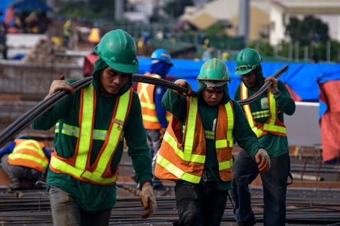 Ngoại kiều Philippines ồ ạt về nước vì thất nghiệp - Ảnh 1. Ngoại kiều Philippines ồ ạt về nước vì thất nghiệp - Ảnh 1.