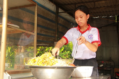 Nhận số tiền này tui sẽ mua cho con cái bàn để ngồi học - Ảnh 1. Nhận số tiền này tui sẽ mua cho con cái bàn để ngồi học - Ảnh 1.