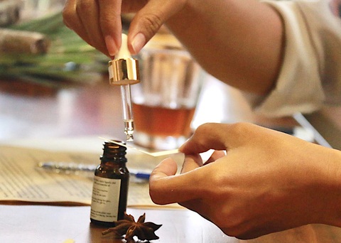 Những người trẻ lội ngược dòng ở miền Tây - Kỳ 2: Cô gái nghiện tinh dầu nhà quê - Ảnh 2. Những người trẻ lội ngược dòng ở miền Tây - Kỳ 2: Cô gái nghiện tinh dầu nhà quê - Ảnh 2.