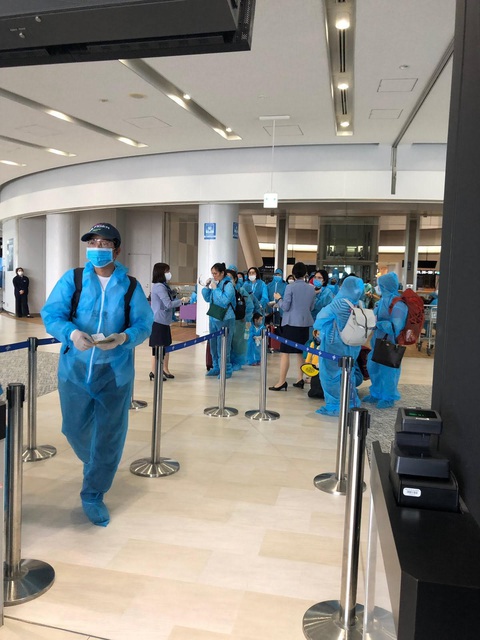 Vietnam Airlines đưa 340 công dân Việt về Hà Nội sau khi chở khẩu trang y tế cho Nhật - Ảnh 2. Vietnam Airlines đưa 340 công dân Việt về Hà Nội sau khi chở khẩu trang y tế cho Nhật - Ảnh 2.