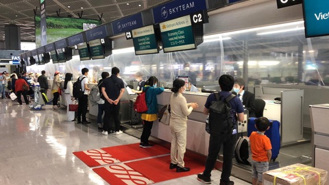 Vietnam Airlines đưa 340 công dân Việt về Hà Nội sau khi chở khẩu trang y tế cho Nhật - Ảnh 1. Vietnam Airlines đưa 340 công dân Việt về Hà Nội sau khi chở khẩu trang y tế cho Nhật - Ảnh 1.