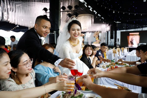 Đám cưới Việt Nam thời COVID-19 trên Hãng tin Reuters - Ảnh 7. Đám cưới Việt Nam thời COVID-19 trên Hãng tin Reuters - Ảnh 7.