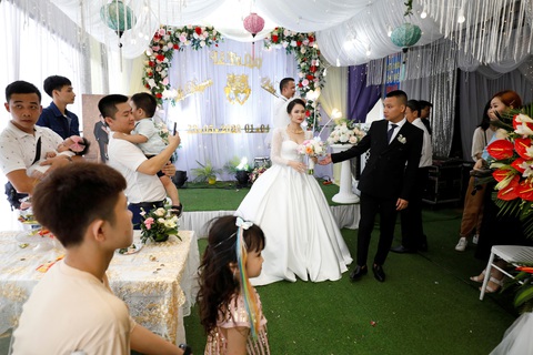 Đám cưới Việt Nam thời COVID-19 trên Hãng tin Reuters - Ảnh 3. Đám cưới Việt Nam thời COVID-19 trên Hãng tin Reuters - Ảnh 3.