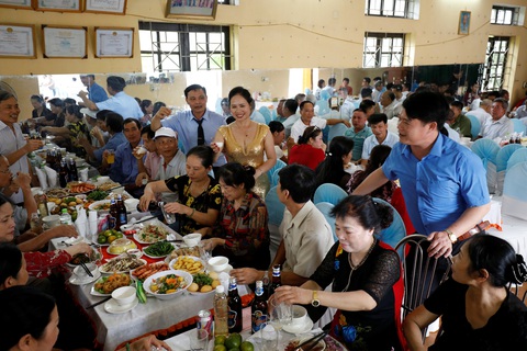 Đám cưới Việt Nam thời COVID-19 trên Hãng tin Reuters - Ảnh 8. Đám cưới Việt Nam thời COVID-19 trên Hãng tin Reuters - Ảnh 8.