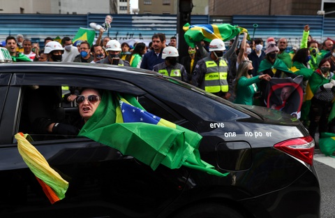 Tổng thống Brazil Bolsonaro đang đùa với tử thần COVID-19? - Ảnh 1. Tổng thống Brazil Bolsonaro đang đùa với tử thần COVID-19? - Ảnh 1.