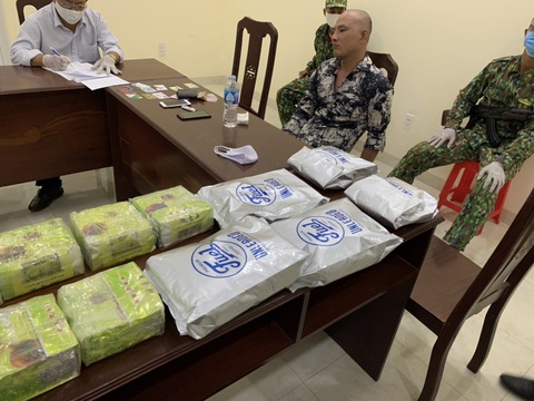 Bắt người mang 3 khẩu súng và gần 21kg ma túy qua biên giới - Ảnh 1. Bắt người mang 3 khẩu súng và gần 21kg ma túy qua biên giới - Ảnh 1.