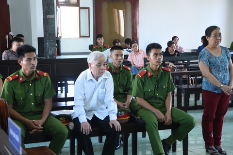 Giảm án cho cựu chánh án Tòa án nhân dân tỉnh Phú Yên - Ảnh 2. Giảm án cho cựu chánh án Tòa án nhân dân tỉnh Phú Yên - Ảnh 2.