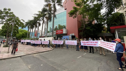 Chậm nộp học phí phải chịu phạt 0,2%/ngày, phụ huynh trường quốc tế xuống nước - Ảnh 1. Chậm nộp học phí phải chịu phạt 0,2%/ngày, phụ huynh trường quốc tế xuống nước - Ảnh 1.