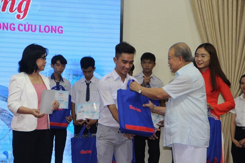 150 suất học bổng Tiếp sức đến trường đặc biệt đầu tiên mùa COVID-19 - Ảnh 2. 150 suất học bổng Tiếp sức đến trường đặc biệt đầu tiên mùa COVID-19 - Ảnh 2.
