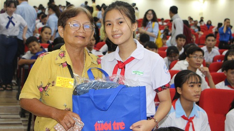 Tiếp sức đến trường ở Cần Thơ: Trao niềm tin, siết tay tin cậy - Ảnh 1. Tiếp sức đến trường ở Cần Thơ: Trao niềm tin, siết tay tin cậy - Ảnh 1.