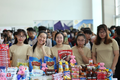 Hoa hậu Trần Tiểu Vy tham gia “phiên chợ 0 đồng” giúp sinh viên khó khăn - Ảnh 2. Hoa hậu Trần Tiểu Vy tham gia “phiên chợ 0 đồng” giúp sinh viên khó khăn - Ảnh 2.