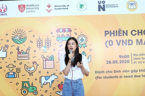 Hoa hậu Trần Tiểu Vy tham gia “phiên chợ 0 đồng” giúp sinh viên khó khăn - Ảnh 1. Hoa hậu Trần Tiểu Vy tham gia “phiên chợ 0 đồng” giúp sinh viên khó khăn - Ảnh 1.