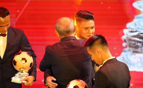 Ông Park an ủi Quang Hải khi chỉ giành Quả bóng Bạc Việt Nam 2019 - Ảnh 5. Ông Park an ủi Quang Hải khi chỉ giành Quả bóng Bạc Việt Nam 2019 - Ảnh 5.
