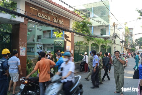 Cây phượng vĩ trong sân trường bật gốc, 18 học sinh ở TP.HCM bị thương - Ảnh 2. Cây phượng vĩ trong sân trường bật gốc, 18 học sinh ở TP.HCM bị thương - Ảnh 2.