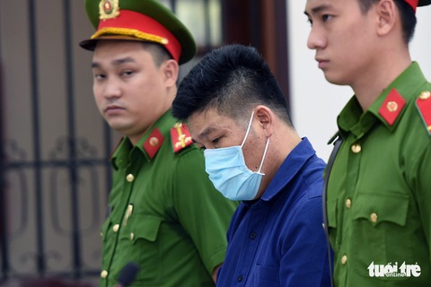 Truy tố người gọi giang hồ vây xe công an thêm tội trốn thuế - Ảnh 2. Truy tố người gọi giang hồ vây xe công an thêm tội trốn thuế - Ảnh 2.