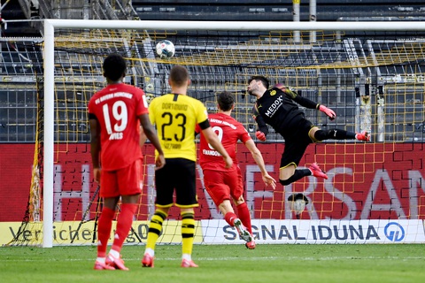 Siêu phẩm lốp bóng của Kimmich giúp Bayern Munich đánh bại Dortmund - Ảnh 1. Siêu phẩm lốp bóng của Kimmich giúp Bayern Munich đánh bại Dortmund - Ảnh 1.
