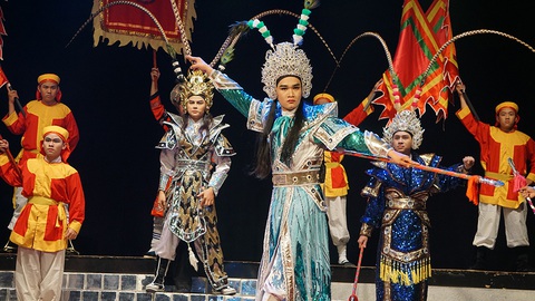 Cải lương rụt rè trở lại với Ngũ hổ Bình Tây tại nhà hát Trần Hữu Trang - Ảnh 1. Cải lương rụt rè trở lại với Ngũ hổ Bình Tây tại nhà hát Trần Hữu Trang - Ảnh 1.