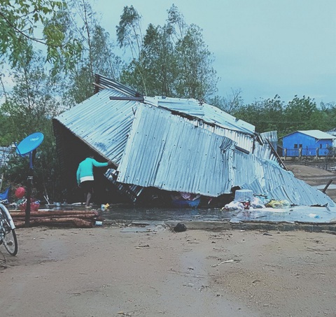 Mưa vàng kèm lốc xoáy ở Ninh Thuận làm 102 căn nhà hư hỏng - Ảnh 1. Mưa vàng kèm lốc xoáy ở Ninh Thuận làm 102 căn nhà hư hỏng - Ảnh 1.