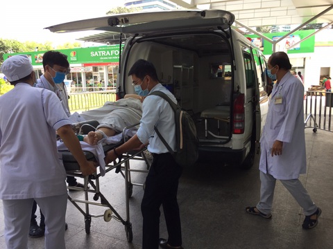 Hai học sinh trong vụ cây bật gốc gãy đổ đang được phẫu thuật - Ảnh 1. Hai học sinh trong vụ cây bật gốc gãy đổ đang được phẫu thuật - Ảnh 1.