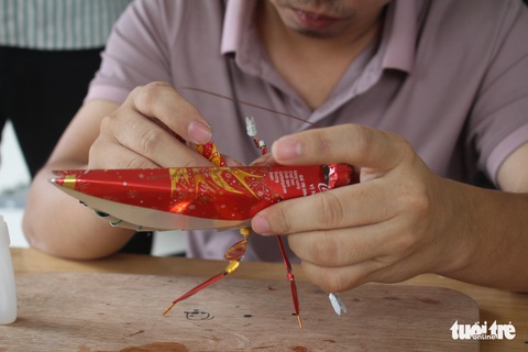 Kho hàng nghìn côn trùng độc đáo làm từ vật dụng bỏ đi của chàng trai 9X - Ảnh 3. Kho hàng nghìn côn trùng độc đáo làm từ vật dụng bỏ đi của chàng trai 9X - Ảnh 3.