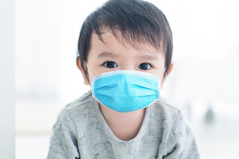 Không nên đeo khẩu trang cho bé dưới 2 tuổi - Ảnh 1. Không nên đeo khẩu trang cho bé dưới 2 tuổi - Ảnh 1.